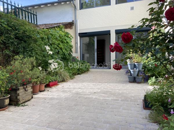 Maison de ville "style Loft" climatisée, de 180 m2 avec 2 grandes chambres, entièrement rénovée en 2010, et située quartier Prébendes côté Grammont- Cluzel à Tours.
Maison avec de belles prestations, climatisation à l'étage et chauffage au sol au rez de chaussée, protégée des rayons du soleil, dans un état impeccable, emplacement privilégié et très calme. Composée au rez de chaussée d'un séjour lumineux de 58 m2 avec de beaux volumes, de grands espaces et une cheminée. Cuisine ouverte aménagée et équipée. Plusieurs espaces ouverts communiquant entre eux. avec un jardin d'hiver, un espace pouvant être aménagé en 3e chambre, le tout s'ouvrant sur la cour intérieure pavée et paysagée. 1 salle d'eau - wc au rez-de-chaussée .
A l'étage, 2 grandes chambres, dont 1 ouverte sur la salle de bains et l'autre avec son coin salle d'eau, pallier, espace bureau, dressing, wc.
Chauffage au sol, Clim réversible à l'étage, pompe à chaleur. Fenêtres alu récentes avec volets roulants électriques. 
Aucun travaux à prévoir.
Idéal pour un atelier d'artiste, des musiciens, de créateurs...
Environnement calme, Tram, commerces, écoles et transports en commun à 5 mn à pieds.
A découvrir !