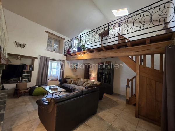 Maison en pierre de caractère – Calme absolu – à vendre sur Barbaste
Amoureux de la pierre, de l’espace et de la nature, ce bien est fait pour vous.
Nichée dans un environnement préservé, sans aucune nuisance ni vis-à-vis, cette superbe maison en pierre située à Barbaste offre un cadre de vie rare, alliant authenticité, confort moderne et beaux volumes.

Développée sur deux niveaux, la maison se compose :
  Au rez-de-chaussée :
Un hall d’entrée accueillant
Une buanderie
Un WC indépendant
Une vaste pièce de vie 
Une cuisine fonctionnelle
Un salon chaleureux avec une belle cheminée
Une suite parentale d'une superficie de plus de 24 m² avec salle d’eau et wc 

   À l’étage / Mezzanine :
Une mezzanine ouverte sur le salon, apportant volume et cachet, idéale pour créer un espace bureau donnant sur un balcon 
Une seconde suite parentale mansardée avec salle de bain ,WC dressing d'une superficie d'environ 24 m²

A l'opposé de la maison un palier desservant deux belles chambres de 15 m² et 25 m² avec une salle de bain attenante avec wc douche et baignoire.

   Au total :
4 chambres
2 salles de bain + 1 salle d’eau
4 WC

  Prestations et confort
Chauffage par pompe à chaleur air /eau avec radiateurs
Cheminée
Production d’eau chaude thermodynamique (2021)
Double vitrage
Volets bois
Assainissement individuel avec pompe de relevage

   Extérieurs & dépendances
Implantée sur un magnifique jatdin arboré et clôturé de 6 040 m², la propriété offre un véritable havre de paix :
Piscine 10 x 5 m, au sel, avec volet immergé, idéale pour profiter des beaux jours
Cellier, chaufferie attenant à la maison
Abri bois et espaces de stockage

Fort potentiel : possibilité de créer un gîte, ou un espace indépendant

- Taxe foncière : 2 600 €

  Les + du bien
✔ Maison en pierre pleine de charme
✔ Beaux volumes et distribution fonctionnelle
✔ Calme absolu, aucun vis-à-vis
✔ Piscine et grand terrain

j'ai hâte de vous faire découvrir cette propriété