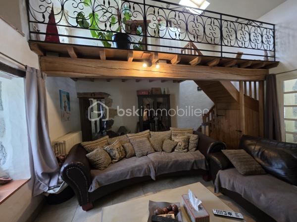 Maison en pierre de caractère – Calme absolu – à vendre sur Barbaste
Amoureux de la pierre, de l’espace et de la nature, ce bien est fait pour vous.
Nichée dans un environnement préservé, sans aucune nuisance ni vis-à-vis, cette superbe maison en pierre située à Barbaste offre un cadre de vie rare, alliant authenticité, confort moderne et beaux volumes.

Développée sur deux niveaux, la maison se compose :
  Au rez-de-chaussée :
Un hall d’entrée accueillant
Une buanderie
Un WC indépendant
Une vaste pièce de vie 
Une cuisine fonctionnelle
Un salon chaleureux avec une belle cheminée
Une suite parentale d'une superficie de plus de 24 m² avec salle d’eau et wc 

   À l’étage / Mezzanine :
Une mezzanine ouverte sur le salon, apportant volume et cachet, idéale pour créer un espace bureau donnant sur un balcon 
Une seconde suite parentale mansardée avec salle de bain ,WC dressing d'une superficie d'environ 24 m²

A l'opposé de la maison un palier desservant deux belles chambres de 15 m² et 25 m² avec une salle de bain attenante avec wc douche et baignoire.

   Au total :
4 chambres
2 salles de bain + 1 salle d’eau
4 WC

  Prestations et confort
Chauffage par pompe à chaleur air /eau avec radiateurs
Cheminée
Production d’eau chaude thermodynamique (2021)
Double vitrage
Volets bois
Assainissement individuel avec pompe de relevage

   Extérieurs & dépendances
Implantée sur un magnifique jatdin arboré et clôturé de 6 040 m², la propriété offre un véritable havre de paix :
Piscine 10 x 5 m, au sel, avec volet immergé, idéale pour profiter des beaux jours
Cellier, chaufferie attenant à la maison
Abri bois et espaces de stockage

Fort potentiel : possibilité de créer un gîte, ou un espace indépendant

- Taxe foncière : 2 600 €

  Les + du bien
✔ Maison en pierre pleine de charme
✔ Beaux volumes et distribution fonctionnelle
✔ Calme absolu, aucun vis-à-vis
✔ Piscine et grand terrain

j'ai hâte de vous faire découvrir cette propriété