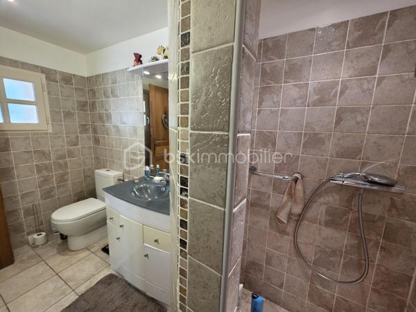Maison en pierre de caractère – Calme absolu – à vendre sur Barbaste
Amoureux de la pierre, de l’espace et de la nature, ce bien est fait pour vous.
Nichée dans un environnement préservé, sans aucune nuisance ni vis-à-vis, cette superbe maison en pierre située à Barbaste offre un cadre de vie rare, alliant authenticité, confort moderne et beaux volumes.

Développée sur deux niveaux, la maison se compose :
  Au rez-de-chaussée :
Un hall d’entrée accueillant
Une buanderie
Un WC indépendant
Une vaste pièce de vie 
Une cuisine fonctionnelle
Un salon chaleureux avec une belle cheminée
Une suite parentale d'une superficie de plus de 24 m² avec salle d’eau et wc 

   À l’étage / Mezzanine :
Une mezzanine ouverte sur le salon, apportant volume et cachet, idéale pour créer un espace bureau donnant sur un balcon 
Une seconde suite parentale mansardée avec salle de bain ,WC dressing d'une superficie d'environ 24 m²

A l'opposé de la maison un palier desservant deux belles chambres de 15 m² et 25 m² avec une salle de bain attenante avec wc douche et baignoire.

   Au total :
4 chambres
2 salles de bain + 1 salle d’eau
4 WC

  Prestations et confort
Chauffage par pompe à chaleur air /eau avec radiateurs
Cheminée
Production d’eau chaude thermodynamique (2021)
Double vitrage
Volets bois
Assainissement individuel avec pompe de relevage

   Extérieurs & dépendances
Implantée sur un magnifique jatdin arboré et clôturé de 6 040 m², la propriété offre un véritable havre de paix :
Piscine 10 x 5 m, au sel, avec volet immergé, idéale pour profiter des beaux jours
Cellier, chaufferie attenant à la maison
Abri bois et espaces de stockage

Fort potentiel : possibilité de créer un gîte, ou un espace indépendant

- Taxe foncière : 2 600 €

  Les + du bien
✔ Maison en pierre pleine de charme
✔ Beaux volumes et distribution fonctionnelle
✔ Calme absolu, aucun vis-à-vis
✔ Piscine et grand terrain

j'ai hâte de vous faire découvrir cette propriété