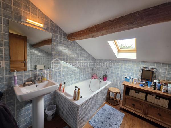 Maison en pierre de caractère – Calme absolu – à vendre sur Barbaste
Amoureux de la pierre, de l’espace et de la nature, ce bien est fait pour vous.
Nichée dans un environnement préservé, sans aucune nuisance ni vis-à-vis, cette superbe maison en pierre située à Barbaste offre un cadre de vie rare, alliant authenticité, confort moderne et beaux volumes.

Développée sur deux niveaux, la maison se compose :
  Au rez-de-chaussée :
Un hall d’entrée accueillant
Une buanderie
Un WC indépendant
Une vaste pièce de vie 
Une cuisine fonctionnelle
Un salon chaleureux avec une belle cheminée
Une suite parentale d'une superficie de plus de 24 m² avec salle d’eau et wc 

   À l’étage / Mezzanine :
Une mezzanine ouverte sur le salon, apportant volume et cachet, idéale pour créer un espace bureau donnant sur un balcon 
Une seconde suite parentale mansardée avec salle de bain ,WC dressing d'une superficie d'environ 24 m²

A l'opposé de la maison un palier desservant deux belles chambres de 15 m² et 25 m² avec une salle de bain attenante avec wc douche et baignoire.

   Au total :
4 chambres
2 salles de bain + 1 salle d’eau
4 WC

  Prestations et confort
Chauffage par pompe à chaleur air /eau avec radiateurs
Cheminée
Production d’eau chaude thermodynamique (2021)
Double vitrage
Volets bois
Assainissement individuel avec pompe de relevage

   Extérieurs & dépendances
Implantée sur un magnifique jatdin arboré et clôturé de 6 040 m², la propriété offre un véritable havre de paix :
Piscine 10 x 5 m, au sel, avec volet immergé, idéale pour profiter des beaux jours
Cellier, chaufferie attenant à la maison
Abri bois et espaces de stockage

Fort potentiel : possibilité de créer un gîte, ou un espace indépendant

- Taxe foncière : 2 600 €

  Les + du bien
✔ Maison en pierre pleine de charme
✔ Beaux volumes et distribution fonctionnelle
✔ Calme absolu, aucun vis-à-vis
✔ Piscine et grand terrain

j'ai hâte de vous faire découvrir cette propriété