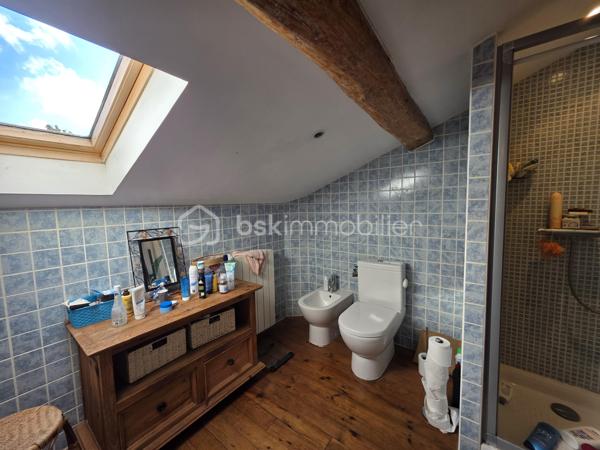 Maison en pierre de caractère – Calme absolu – à vendre sur Barbaste
Amoureux de la pierre, de l’espace et de la nature, ce bien est fait pour vous.
Nichée dans un environnement préservé, sans aucune nuisance ni vis-à-vis, cette superbe maison en pierre située à Barbaste offre un cadre de vie rare, alliant authenticité, confort moderne et beaux volumes.

Développée sur deux niveaux, la maison se compose :
  Au rez-de-chaussée :
Un hall d’entrée accueillant
Une buanderie
Un WC indépendant
Une vaste pièce de vie 
Une cuisine fonctionnelle
Un salon chaleureux avec une belle cheminée
Une suite parentale d'une superficie de plus de 24 m² avec salle d’eau et wc 

   À l’étage / Mezzanine :
Une mezzanine ouverte sur le salon, apportant volume et cachet, idéale pour créer un espace bureau donnant sur un balcon 
Une seconde suite parentale mansardée avec salle de bain ,WC dressing d'une superficie d'environ 24 m²

A l'opposé de la maison un palier desservant deux belles chambres de 15 m² et 25 m² avec une salle de bain attenante avec wc douche et baignoire.

   Au total :
4 chambres
2 salles de bain + 1 salle d’eau
4 WC

  Prestations et confort
Chauffage par pompe à chaleur air /eau avec radiateurs
Cheminée
Production d’eau chaude thermodynamique (2021)
Double vitrage
Volets bois
Assainissement individuel avec pompe de relevage

   Extérieurs & dépendances
Implantée sur un magnifique jatdin arboré et clôturé de 6 040 m², la propriété offre un véritable havre de paix :
Piscine 10 x 5 m, au sel, avec volet immergé, idéale pour profiter des beaux jours
Cellier, chaufferie attenant à la maison
Abri bois et espaces de stockage

Fort potentiel : possibilité de créer un gîte, ou un espace indépendant

- Taxe foncière : 2 600 €

  Les + du bien
✔ Maison en pierre pleine de charme
✔ Beaux volumes et distribution fonctionnelle
✔ Calme absolu, aucun vis-à-vis
✔ Piscine et grand terrain

j'ai hâte de vous faire découvrir cette propriété
