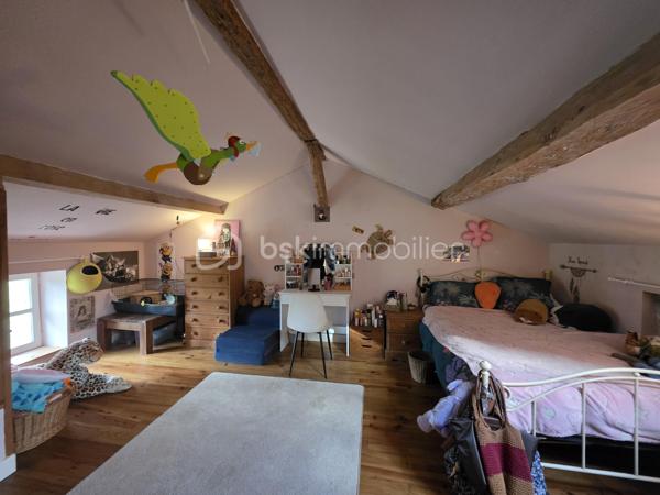 Maison en pierre de caractère – Calme absolu – à vendre sur Barbaste
Amoureux de la pierre, de l’espace et de la nature, ce bien est fait pour vous.
Nichée dans un environnement préservé, sans aucune nuisance ni vis-à-vis, cette superbe maison en pierre située à Barbaste offre un cadre de vie rare, alliant authenticité, confort moderne et beaux volumes.

Développée sur deux niveaux, la maison se compose :
  Au rez-de-chaussée :
Un hall d’entrée accueillant
Une buanderie
Un WC indépendant
Une vaste pièce de vie 
Une cuisine fonctionnelle
Un salon chaleureux avec une belle cheminée
Une suite parentale d'une superficie de plus de 24 m² avec salle d’eau et wc 

   À l’étage / Mezzanine :
Une mezzanine ouverte sur le salon, apportant volume et cachet, idéale pour créer un espace bureau donnant sur un balcon 
Une seconde suite parentale mansardée avec salle de bain ,WC dressing d'une superficie d'environ 24 m²

A l'opposé de la maison un palier desservant deux belles chambres de 15 m² et 25 m² avec une salle de bain attenante avec wc douche et baignoire.

   Au total :
4 chambres
2 salles de bain + 1 salle d’eau
4 WC

  Prestations et confort
Chauffage par pompe à chaleur air /eau avec radiateurs
Cheminée
Production d’eau chaude thermodynamique (2021)
Double vitrage
Volets bois
Assainissement individuel avec pompe de relevage

   Extérieurs & dépendances
Implantée sur un magnifique jatdin arboré et clôturé de 6 040 m², la propriété offre un véritable havre de paix :
Piscine 10 x 5 m, au sel, avec volet immergé, idéale pour profiter des beaux jours
Cellier, chaufferie attenant à la maison
Abri bois et espaces de stockage

Fort potentiel : possibilité de créer un gîte, ou un espace indépendant

- Taxe foncière : 2 600 €

  Les + du bien
✔ Maison en pierre pleine de charme
✔ Beaux volumes et distribution fonctionnelle
✔ Calme absolu, aucun vis-à-vis
✔ Piscine et grand terrain

j'ai hâte de vous faire découvrir cette propriété