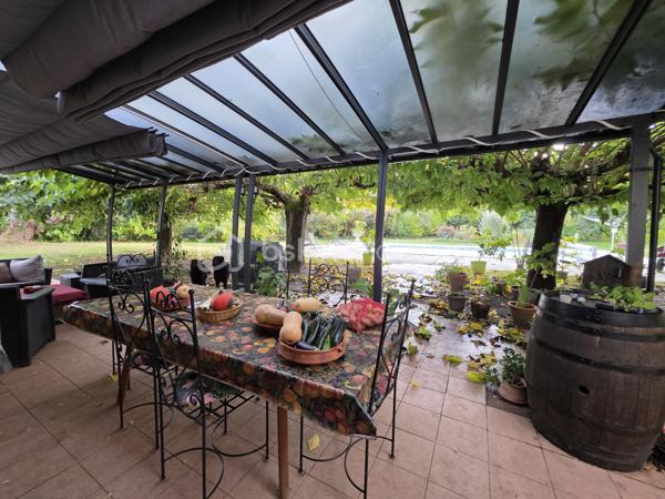 Maison en pierre de caractère – Calme absolu – à vendre sur Barbaste
Amoureux de la pierre, de l’espace et de la nature, ce bien est fait pour vous.
Nichée dans un environnement préservé, sans aucune nuisance ni vis-à-vis, cette superbe maison en pierre située à Barbaste offre un cadre de vie rare, alliant authenticité, confort moderne et beaux volumes.

Développée sur deux niveaux, la maison se compose :
  Au rez-de-chaussée :
Un hall d’entrée accueillant
Une buanderie
Un WC indépendant
Une vaste pièce de vie 
Une cuisine fonctionnelle
Un salon chaleureux avec une belle cheminée
Une suite parentale d'une superficie de plus de 24 m² avec salle d’eau et wc 

   À l’étage / Mezzanine :
Une mezzanine ouverte sur le salon, apportant volume et cachet, idéale pour créer un espace bureau donnant sur un balcon 
Une seconde suite parentale mansardée avec salle de bain ,WC dressing d'une superficie d'environ 24 m²

A l'opposé de la maison un palier desservant deux belles chambres de 15 m² et 25 m² avec une salle de bain attenante avec wc douche et baignoire.

   Au total :
4 chambres
2 salles de bain + 1 salle d’eau
4 WC

  Prestations et confort
Chauffage par pompe à chaleur air /eau avec radiateurs
Cheminée
Production d’eau chaude thermodynamique (2021)
Double vitrage
Volets bois
Assainissement individuel avec pompe de relevage

   Extérieurs & dépendances
Implantée sur un magnifique jatdin arboré et clôturé de 6 040 m², la propriété offre un véritable havre de paix :
Piscine 10 x 5 m, au sel, avec volet immergé, idéale pour profiter des beaux jours
Cellier, chaufferie attenant à la maison
Abri bois et espaces de stockage

Fort potentiel : possibilité de créer un gîte, ou un espace indépendant

- Taxe foncière : 2 600 €

  Les + du bien
✔ Maison en pierre pleine de charme
✔ Beaux volumes et distribution fonctionnelle
✔ Calme absolu, aucun vis-à-vis
✔ Piscine et grand terrain

j'ai hâte de vous faire découvrir cette propriété