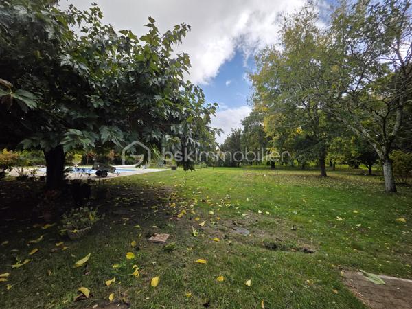 Maison en pierre de caractère – Calme absolu – à vendre sur Barbaste
Amoureux de la pierre, de l’espace et de la nature, ce bien est fait pour vous.
Nichée dans un environnement préservé, sans aucune nuisance ni vis-à-vis, cette superbe maison en pierre située à Barbaste offre un cadre de vie rare, alliant authenticité, confort moderne et beaux volumes.

Développée sur deux niveaux, la maison se compose :
  Au rez-de-chaussée :
Un hall d’entrée accueillant
Une buanderie
Un WC indépendant
Une vaste pièce de vie 
Une cuisine fonctionnelle
Un salon chaleureux avec une belle cheminée
Une suite parentale d'une superficie de plus de 24 m² avec salle d’eau et wc 

   À l’étage / Mezzanine :
Une mezzanine ouverte sur le salon, apportant volume et cachet, idéale pour créer un espace bureau donnant sur un balcon 
Une seconde suite parentale mansardée avec salle de bain ,WC dressing d'une superficie d'environ 24 m²

A l'opposé de la maison un palier desservant deux belles chambres de 15 m² et 25 m² avec une salle de bain attenante avec wc douche et baignoire.

   Au total :
4 chambres
2 salles de bain + 1 salle d’eau
4 WC

  Prestations et confort
Chauffage par pompe à chaleur air /eau avec radiateurs
Cheminée
Production d’eau chaude thermodynamique (2021)
Double vitrage
Volets bois
Assainissement individuel avec pompe de relevage

   Extérieurs & dépendances
Implantée sur un magnifique jatdin arboré et clôturé de 6 040 m², la propriété offre un véritable havre de paix :
Piscine 10 x 5 m, au sel, avec volet immergé, idéale pour profiter des beaux jours
Cellier, chaufferie attenant à la maison
Abri bois et espaces de stockage

Fort potentiel : possibilité de créer un gîte, ou un espace indépendant

- Taxe foncière : 2 600 €

  Les + du bien
✔ Maison en pierre pleine de charme
✔ Beaux volumes et distribution fonctionnelle
✔ Calme absolu, aucun vis-à-vis
✔ Piscine et grand terrain

j'ai hâte de vous faire découvrir cette propriété