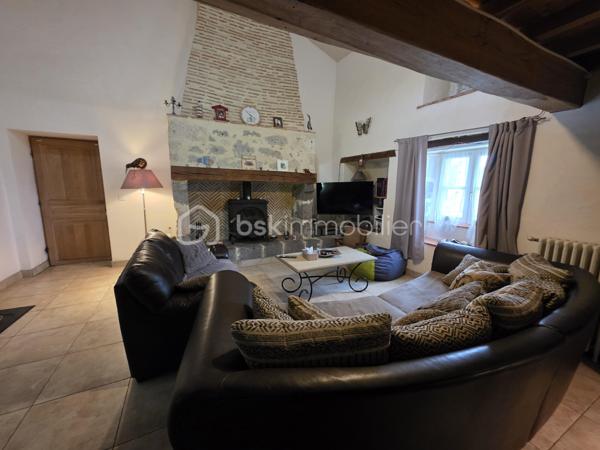 Maison en pierre de caractère – Calme absolu – à vendre sur Barbaste
Amoureux de la pierre, de l’espace et de la nature, ce bien est fait pour vous.
Nichée dans un environnement préservé, sans aucune nuisance ni vis-à-vis, cette superbe maison en pierre située à Barbaste offre un cadre de vie rare, alliant authenticité, confort moderne et beaux volumes.

Développée sur deux niveaux, la maison se compose :
  Au rez-de-chaussée :
Un hall d’entrée accueillant
Une buanderie
Un WC indépendant
Une vaste pièce de vie 
Une cuisine fonctionnelle
Un salon chaleureux avec une belle cheminée
Une suite parentale d'une superficie de plus de 24 m² avec salle d’eau et wc 

   À l’étage / Mezzanine :
Une mezzanine ouverte sur le salon, apportant volume et cachet, idéale pour créer un espace bureau donnant sur un balcon 
Une seconde suite parentale mansardée avec salle de bain ,WC dressing d'une superficie d'environ 24 m²

A l'opposé de la maison un palier desservant deux belles chambres de 15 m² et 25 m² avec une salle de bain attenante avec wc douche et baignoire.

   Au total :
4 chambres
2 salles de bain + 1 salle d’eau
4 WC

  Prestations et confort
Chauffage par pompe à chaleur air /eau avec radiateurs
Cheminée
Production d’eau chaude thermodynamique (2021)
Double vitrage
Volets bois
Assainissement individuel avec pompe de relevage

   Extérieurs & dépendances
Implantée sur un magnifique jatdin arboré et clôturé de 6 040 m², la propriété offre un véritable havre de paix :
Piscine 10 x 5 m, au sel, avec volet immergé, idéale pour profiter des beaux jours
Cellier, chaufferie attenant à la maison
Abri bois et espaces de stockage

Fort potentiel : possibilité de créer un gîte, ou un espace indépendant

- Taxe foncière : 2 600 €

  Les + du bien
✔ Maison en pierre pleine de charme
✔ Beaux volumes et distribution fonctionnelle
✔ Calme absolu, aucun vis-à-vis
✔ Piscine et grand terrain

j'ai hâte de vous faire découvrir cette propriété