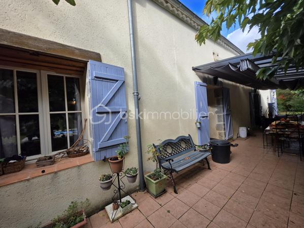 Maison en pierre de caractère – Calme absolu – à vendre sur Barbaste
Amoureux de la pierre, de l’espace et de la nature, ce bien est fait pour vous.
Nichée dans un environnement préservé, sans aucune nuisance ni vis-à-vis, cette superbe maison en pierre située à Barbaste offre un cadre de vie rare, alliant authenticité, confort moderne et beaux volumes.

Développée sur deux niveaux, la maison se compose :
  Au rez-de-chaussée :
Un hall d’entrée accueillant
Une buanderie
Un WC indépendant
Une vaste pièce de vie 
Une cuisine fonctionnelle
Un salon chaleureux avec une belle cheminée
Une suite parentale d'une superficie de plus de 24 m² avec salle d’eau et wc 

   À l’étage / Mezzanine :
Une mezzanine ouverte sur le salon, apportant volume et cachet, idéale pour créer un espace bureau donnant sur un balcon 
Une seconde suite parentale mansardée avec salle de bain ,WC dressing d'une superficie d'environ 24 m²

A l'opposé de la maison un palier desservant deux belles chambres de 15 m² et 25 m² avec une salle de bain attenante avec wc douche et baignoire.

   Au total :
4 chambres
2 salles de bain + 1 salle d’eau
4 WC

  Prestations et confort
Chauffage par pompe à chaleur air /eau avec radiateurs
Cheminée
Production d’eau chaude thermodynamique (2021)
Double vitrage
Volets bois
Assainissement individuel avec pompe de relevage

   Extérieurs & dépendances
Implantée sur un magnifique jatdin arboré et clôturé de 6 040 m², la propriété offre un véritable havre de paix :
Piscine 10 x 5 m, au sel, avec volet immergé, idéale pour profiter des beaux jours
Cellier, chaufferie attenant à la maison
Abri bois et espaces de stockage

Fort potentiel : possibilité de créer un gîte, ou un espace indépendant

- Taxe foncière : 2 600 €

  Les + du bien
✔ Maison en pierre pleine de charme
✔ Beaux volumes et distribution fonctionnelle
✔ Calme absolu, aucun vis-à-vis
✔ Piscine et grand terrain

j'ai hâte de vous faire découvrir cette propriété