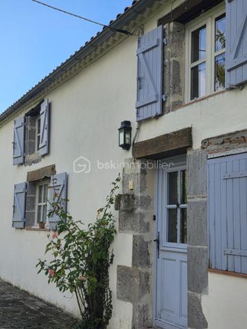 Maison en pierre de caractère – Calme absolu – à vendre sur Barbaste
Amoureux de la pierre, de l’espace et de la nature, ce bien est fait pour vous.
Nichée dans un environnement préservé, sans aucune nuisance ni vis-à-vis, cette superbe maison en pierre située à Barbaste offre un cadre de vie rare, alliant authenticité, confort moderne et beaux volumes.

Développée sur deux niveaux, la maison se compose :
  Au rez-de-chaussée :
Un hall d’entrée accueillant
Une buanderie
Un WC indépendant
Une vaste pièce de vie 
Une cuisine fonctionnelle
Un salon chaleureux avec une belle cheminée
Une suite parentale d'une superficie de plus de 24 m² avec salle d’eau et wc 

   À l’étage / Mezzanine :
Une mezzanine ouverte sur le salon, apportant volume et cachet, idéale pour créer un espace bureau donnant sur un balcon 
Une seconde suite parentale mansardée avec salle de bain ,WC dressing d'une superficie d'environ 24 m²

A l'opposé de la maison un palier desservant deux belles chambres de 15 m² et 25 m² avec une salle de bain attenante avec wc douche et baignoire.

   Au total :
4 chambres
2 salles de bain + 1 salle d’eau
4 WC

  Prestations et confort
Chauffage par pompe à chaleur air /eau avec radiateurs
Cheminée
Production d’eau chaude thermodynamique (2021)
Double vitrage
Volets bois
Assainissement individuel avec pompe de relevage

   Extérieurs & dépendances
Implantée sur un magnifique jatdin arboré et clôturé de 6 040 m², la propriété offre un véritable havre de paix :
Piscine 10 x 5 m, au sel, avec volet immergé, idéale pour profiter des beaux jours
Cellier, chaufferie attenant à la maison
Abri bois et espaces de stockage

Fort potentiel : possibilité de créer un gîte, ou un espace indépendant

- Taxe foncière : 2 600 €

  Les + du bien
✔ Maison en pierre pleine de charme
✔ Beaux volumes et distribution fonctionnelle
✔ Calme absolu, aucun vis-à-vis
✔ Piscine et grand terrain

j'ai hâte de vous faire découvrir cette propriété