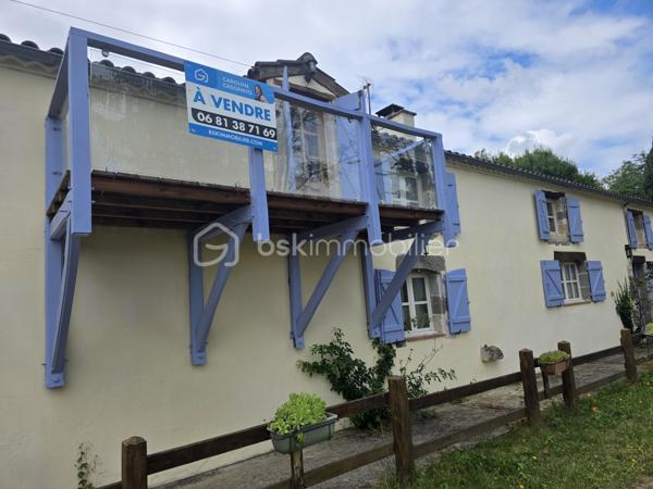Maison en pierre de caractère – Calme absolu – à vendre sur Barbaste
Amoureux de la pierre, de l’espace et de la nature, ce bien est fait pour vous.
Nichée dans un environnement préservé, sans aucune nuisance ni vis-à-vis, cette superbe maison en pierre située à Barbaste offre un cadre de vie rare, alliant authenticité, confort moderne et beaux volumes.

Développée sur deux niveaux, la maison se compose :
  Au rez-de-chaussée :
Un hall d’entrée accueillant
Une buanderie
Un WC indépendant
Une vaste pièce de vie 
Une cuisine fonctionnelle
Un salon chaleureux avec une belle cheminée
Une suite parentale d'une superficie de plus de 24 m² avec salle d’eau et wc 

   À l’étage / Mezzanine :
Une mezzanine ouverte sur le salon, apportant volume et cachet, idéale pour créer un espace bureau donnant sur un balcon 
Une seconde suite parentale mansardée avec salle de bain ,WC dressing d'une superficie d'environ 24 m²

A l'opposé de la maison un palier desservant deux belles chambres de 15 m² et 25 m² avec une salle de bain attenante avec wc douche et baignoire.

   Au total :
4 chambres
2 salles de bain + 1 salle d’eau
4 WC

  Prestations et confort
Chauffage par pompe à chaleur air /eau avec radiateurs
Cheminée
Production d’eau chaude thermodynamique (2021)
Double vitrage
Volets bois
Assainissement individuel avec pompe de relevage

   Extérieurs & dépendances
Implantée sur un magnifique jatdin arboré et clôturé de 6 040 m², la propriété offre un véritable havre de paix :
Piscine 10 x 5 m, au sel, avec volet immergé, idéale pour profiter des beaux jours
Cellier, chaufferie attenant à la maison
Abri bois et espaces de stockage

Fort potentiel : possibilité de créer un gîte, ou un espace indépendant

- Taxe foncière : 2 600 €

  Les + du bien
✔ Maison en pierre pleine de charme
✔ Beaux volumes et distribution fonctionnelle
✔ Calme absolu, aucun vis-à-vis
✔ Piscine et grand terrain

j'ai hâte de vous faire découvrir cette propriété