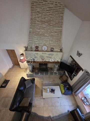 Maison en pierre de caractère – Calme absolu – à vendre sur Barbaste
Amoureux de la pierre, de l’espace et de la nature, ce bien est fait pour vous.
Nichée dans un environnement préservé, sans aucune nuisance ni vis-à-vis, cette superbe maison en pierre située à Barbaste offre un cadre de vie rare, alliant authenticité, confort moderne et beaux volumes.

Développée sur deux niveaux, la maison se compose :
  Au rez-de-chaussée :
Un hall d’entrée accueillant
Une buanderie
Un WC indépendant
Une vaste pièce de vie 
Une cuisine fonctionnelle
Un salon chaleureux avec une belle cheminée
Une suite parentale d'une superficie de plus de 24 m² avec salle d’eau et wc 

   À l’étage / Mezzanine :
Une mezzanine ouverte sur le salon, apportant volume et cachet, idéale pour créer un espace bureau donnant sur un balcon 
Une seconde suite parentale mansardée avec salle de bain ,WC dressing d'une superficie d'environ 24 m²

A l'opposé de la maison un palier desservant deux belles chambres de 15 m² et 25 m² avec une salle de bain attenante avec wc douche et baignoire.

   Au total :
4 chambres
2 salles de bain + 1 salle d’eau
4 WC

  Prestations et confort
Chauffage par pompe à chaleur air /eau avec radiateurs
Cheminée
Production d’eau chaude thermodynamique (2021)
Double vitrage
Volets bois
Assainissement individuel avec pompe de relevage

   Extérieurs & dépendances
Implantée sur un magnifique jatdin arboré et clôturé de 6 040 m², la propriété offre un véritable havre de paix :
Piscine 10 x 5 m, au sel, avec volet immergé, idéale pour profiter des beaux jours
Cellier, chaufferie attenant à la maison
Abri bois et espaces de stockage

Fort potentiel : possibilité de créer un gîte, ou un espace indépendant

- Taxe foncière : 2 600 €

  Les + du bien
✔ Maison en pierre pleine de charme
✔ Beaux volumes et distribution fonctionnelle
✔ Calme absolu, aucun vis-à-vis
✔ Piscine et grand terrain

j'ai hâte de vous faire découvrir cette propriété