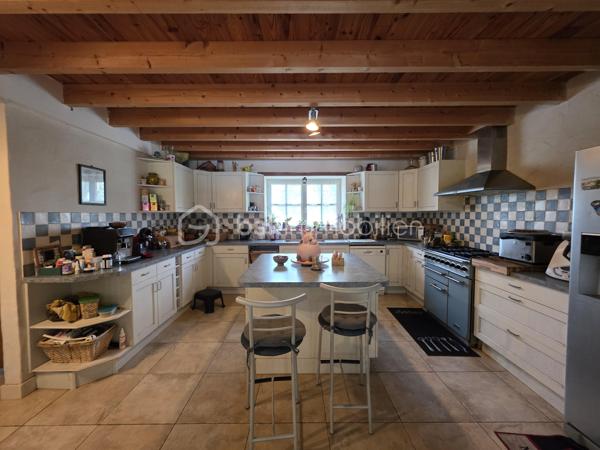 Maison en pierre de caractère – Calme absolu – à vendre sur Barbaste
Amoureux de la pierre, de l’espace et de la nature, ce bien est fait pour vous.
Nichée dans un environnement préservé, sans aucune nuisance ni vis-à-vis, cette superbe maison en pierre située à Barbaste offre un cadre de vie rare, alliant authenticité, confort moderne et beaux volumes.

Développée sur deux niveaux, la maison se compose :
  Au rez-de-chaussée :
Un hall d’entrée accueillant
Une buanderie
Un WC indépendant
Une vaste pièce de vie 
Une cuisine fonctionnelle
Un salon chaleureux avec une belle cheminée
Une suite parentale d'une superficie de plus de 24 m² avec salle d’eau et wc 

   À l’étage / Mezzanine :
Une mezzanine ouverte sur le salon, apportant volume et cachet, idéale pour créer un espace bureau donnant sur un balcon 
Une seconde suite parentale mansardée avec salle de bain ,WC dressing d'une superficie d'environ 24 m²

A l'opposé de la maison un palier desservant deux belles chambres de 15 m² et 25 m² avec une salle de bain attenante avec wc douche et baignoire.

   Au total :
4 chambres
2 salles de bain + 1 salle d’eau
4 WC

  Prestations et confort
Chauffage par pompe à chaleur air /eau avec radiateurs
Cheminée
Production d’eau chaude thermodynamique (2021)
Double vitrage
Volets bois
Assainissement individuel avec pompe de relevage

   Extérieurs & dépendances
Implantée sur un magnifique jatdin arboré et clôturé de 6 040 m², la propriété offre un véritable havre de paix :
Piscine 10 x 5 m, au sel, avec volet immergé, idéale pour profiter des beaux jours
Cellier, chaufferie attenant à la maison
Abri bois et espaces de stockage

Fort potentiel : possibilité de créer un gîte, ou un espace indépendant

- Taxe foncière : 2 600 €

  Les + du bien
✔ Maison en pierre pleine de charme
✔ Beaux volumes et distribution fonctionnelle
✔ Calme absolu, aucun vis-à-vis
✔ Piscine et grand terrain

j'ai hâte de vous faire découvrir cette propriété