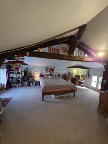 Maison en pierre de caractère – Calme absolu – à vendre sur Barbaste
Amoureux de la pierre, de l’espace et de la nature, ce bien est fait pour vous.
Nichée dans un environnement préservé, sans aucune nuisance ni vis-à-vis, cette superbe maison en pierre située à Barbaste offre un cadre de vie rare, alliant authenticité, confort moderne et beaux volumes.

Développée sur deux niveaux, la maison se compose :
  Au rez-de-chaussée :
Un hall d’entrée accueillant
Une buanderie
Un WC indépendant
Une vaste pièce de vie 
Une cuisine fonctionnelle
Un salon chaleureux avec une belle cheminée
Une suite parentale d'une superficie de plus de 24 m² avec salle d’eau et wc 

   À l’étage / Mezzanine :
Une mezzanine ouverte sur le salon, apportant volume et cachet, idéale pour créer un espace bureau donnant sur un balcon 
Une seconde suite parentale mansardée avec salle de bain ,WC dressing d'une superficie d'environ 24 m²

A l'opposé de la maison un palier desservant deux belles chambres de 15 m² et 25 m² avec une salle de bain attenante avec wc douche et baignoire.

   Au total :
4 chambres
2 salles de bain + 1 salle d’eau
4 WC

  Prestations et confort
Chauffage par pompe à chaleur air /eau avec radiateurs
Cheminée
Production d’eau chaude thermodynamique (2021)
Double vitrage
Volets bois
Assainissement individuel avec pompe de relevage

   Extérieurs & dépendances
Implantée sur un magnifique jatdin arboré et clôturé de 6 040 m², la propriété offre un véritable havre de paix :
Piscine 10 x 5 m, au sel, avec volet immergé, idéale pour profiter des beaux jours
Cellier, chaufferie attenant à la maison
Abri bois et espaces de stockage

Fort potentiel : possibilité de créer un gîte, ou un espace indépendant

- Taxe foncière : 2 600 €

  Les + du bien
✔ Maison en pierre pleine de charme
✔ Beaux volumes et distribution fonctionnelle
✔ Calme absolu, aucun vis-à-vis
✔ Piscine et grand terrain

j'ai hâte de vous faire découvrir cette propriété