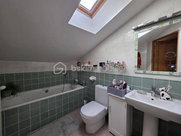 Maison en pierre de caractère – Calme absolu – à vendre sur Barbaste
Amoureux de la pierre, de l’espace et de la nature, ce bien est fait pour vous.
Nichée dans un environnement préservé, sans aucune nuisance ni vis-à-vis, cette superbe maison en pierre située à Barbaste offre un cadre de vie rare, alliant authenticité, confort moderne et beaux volumes.

Développée sur deux niveaux, la maison se compose :
  Au rez-de-chaussée :
Un hall d’entrée accueillant
Une buanderie
Un WC indépendant
Une vaste pièce de vie 
Une cuisine fonctionnelle
Un salon chaleureux avec une belle cheminée
Une suite parentale d'une superficie de plus de 24 m² avec salle d’eau et wc 

   À l’étage / Mezzanine :
Une mezzanine ouverte sur le salon, apportant volume et cachet, idéale pour créer un espace bureau donnant sur un balcon 
Une seconde suite parentale mansardée avec salle de bain ,WC dressing d'une superficie d'environ 24 m²

A l'opposé de la maison un palier desservant deux belles chambres de 15 m² et 25 m² avec une salle de bain attenante avec wc douche et baignoire.

   Au total :
4 chambres
2 salles de bain + 1 salle d’eau
4 WC

  Prestations et confort
Chauffage par pompe à chaleur air /eau avec radiateurs
Cheminée
Production d’eau chaude thermodynamique (2021)
Double vitrage
Volets bois
Assainissement individuel avec pompe de relevage

   Extérieurs & dépendances
Implantée sur un magnifique jatdin arboré et clôturé de 6 040 m², la propriété offre un véritable havre de paix :
Piscine 10 x 5 m, au sel, avec volet immergé, idéale pour profiter des beaux jours
Cellier, chaufferie attenant à la maison
Abri bois et espaces de stockage

Fort potentiel : possibilité de créer un gîte, ou un espace indépendant

- Taxe foncière : 2 600 €

  Les + du bien
✔ Maison en pierre pleine de charme
✔ Beaux volumes et distribution fonctionnelle
✔ Calme absolu, aucun vis-à-vis
✔ Piscine et grand terrain

j'ai hâte de vous faire découvrir cette propriété