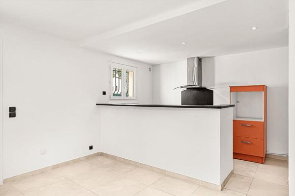 Appartement rénové de plain-pied 3 pièces au coeur du village de Peymeinade