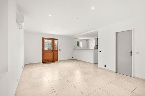 Appartement rénové de plain-pied 3 pièces au coeur du village de Peymeinade