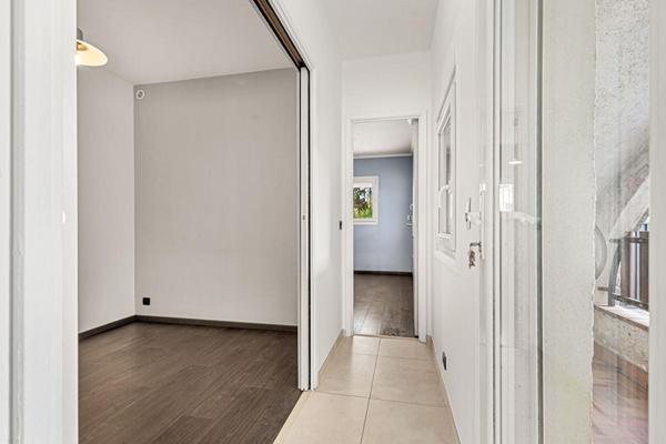 Appartement rénové de plain-pied 3 pièces au coeur du village de Peymeinade