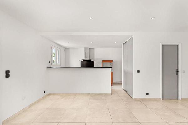 Appartement rénové de plain-pied 3 pièces au coeur du village de Peymeinade