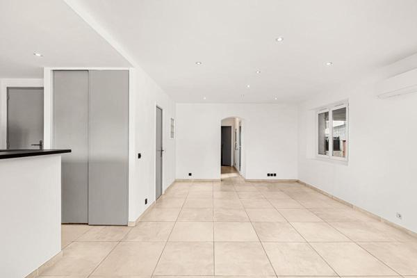 Appartement rénové de plain-pied 3 pièces au coeur du village de Peymeinade