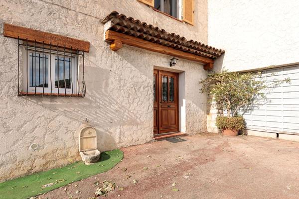 Appartement rénové de plain-pied 3 pièces au coeur du village de Peymeinade