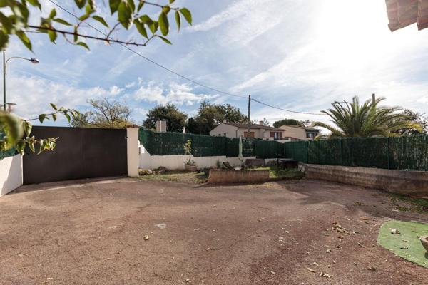 Appartement rénové de plain-pied 3 pièces au coeur du village de Peymeinade