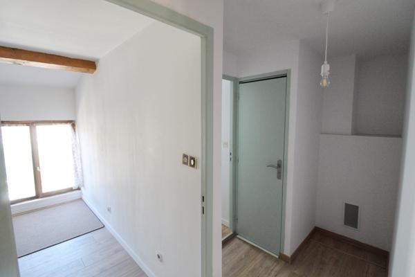 Maison de village avec terrasse, garage et atelier