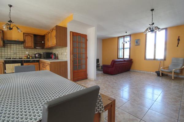 Maison de village avec terrasse, garage et atelier