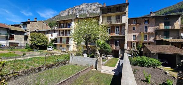 IMMEUBLE/MAISON en pierre 282 m2.