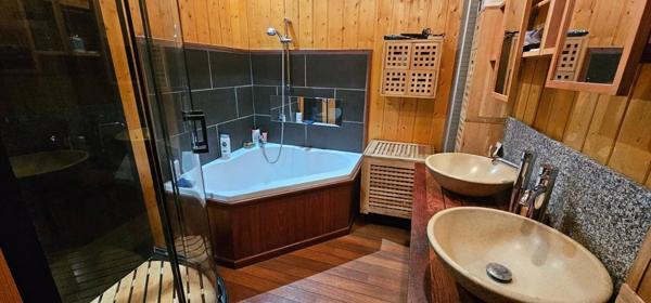 IMMEUBLE/MAISON en pierre 282 m2.