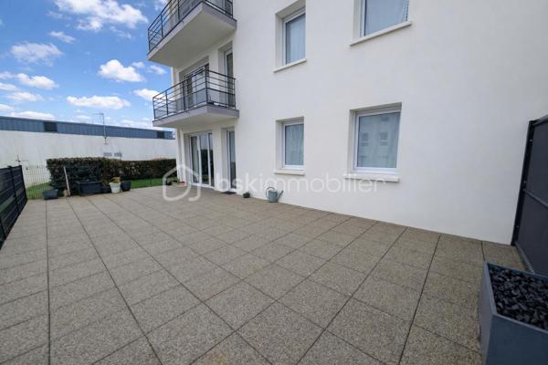 Situé en rez-de-chaussée d’une résidence bien entretenue de 2003, cet appartement offre un véritable atout rare sur le secteur : un extérieur exceptionnel composé d’une terrasse de plus de 60 m² prolongée par un jardin privatif, idéal pour profiter pleinement des beaux jours en toute tranquillité.

Ce bien est vendu avec un locataire sérieux déjà en place, vous garantissant une rentabilité immédiate dès la signature.

À deux pas du centre-ville de Locminé, des commerces, écoles et services, ce bien combine confort de vie, volumes généreux et praticité au quotidien.

D’une surface d’environ 64.46 m², il se compose de :
2 chambres confortables,
Un vaste salon séjour lumineux avec cuisine ouverte aménagée de 30 m² offrant un bel espace de convivialité,
Une terrasse plein sud de plus de 60 m², véritable pièce de vie extérieure,
Un jardin privatif, rare pour un appartement et parfait pour les moments de détente,
Un garage fermé et une place de parking extérieure complètent ce bien

Les atouts qui font la différence : rez-de-jardin très recherché, DPE C, grande terrasse, jardin privatif, belle exposition, volumes agréables, fibre, résidence bien entretenue, centre-ville accessible à pied.
Une opportunité rare sur le secteur — à découvrir rapidement.