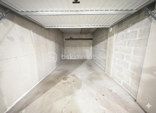 Situé en rez-de-chaussée d’une résidence bien entretenue de 2003, cet appartement offre un véritable atout rare sur le secteur : un extérieur exceptionnel composé d’une terrasse de plus de 60 m² prolongée par un jardin privatif, idéal pour profiter pleinement des beaux jours en toute tranquillité.

Ce bien est vendu avec un locataire sérieux déjà en place, vous garantissant une rentabilité immédiate dès la signature.

À deux pas du centre-ville de Locminé, des commerces, écoles et services, ce bien combine confort de vie, volumes généreux et praticité au quotidien.

D’une surface d’environ 64.46 m², il se compose de :
2 chambres confortables,
Un vaste salon séjour lumineux avec cuisine ouverte aménagée de 30 m² offrant un bel espace de convivialité,
Une terrasse plein sud de plus de 60 m², véritable pièce de vie extérieure,
Un jardin privatif, rare pour un appartement et parfait pour les moments de détente,
Un garage fermé et une place de parking extérieure complètent ce bien

Les atouts qui font la différence : rez-de-jardin très recherché, DPE C, grande terrasse, jardin privatif, belle exposition, volumes agréables, fibre, résidence bien entretenue, centre-ville accessible à pied.
Une opportunité rare sur le secteur — à découvrir rapidement.