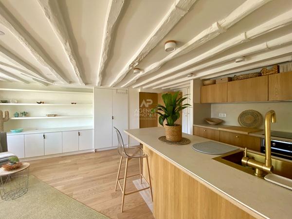 "Versailles Notre-Dame" Dernier étage ! Superbe appartement meublé rénové par architecte de 39m² ! Loyer 1 350 €/mois charges comprises **  - Référence  27696