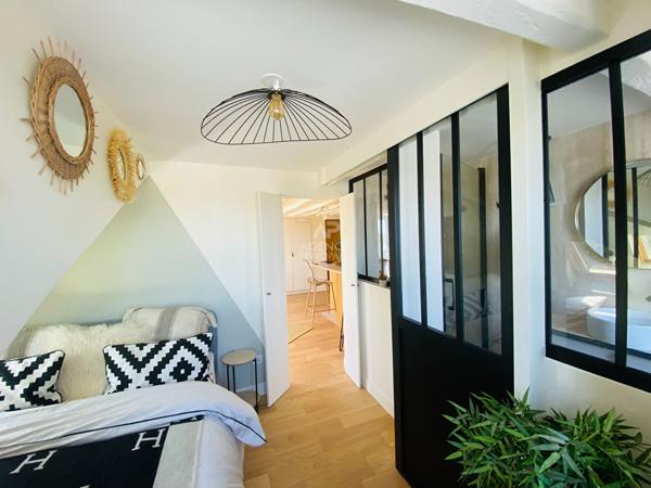 "Versailles Notre-Dame" Dernier étage ! Superbe appartement meublé rénové par architecte de 39m² ! Loyer 1 350 €/mois charges comprises **  - Référence  27696