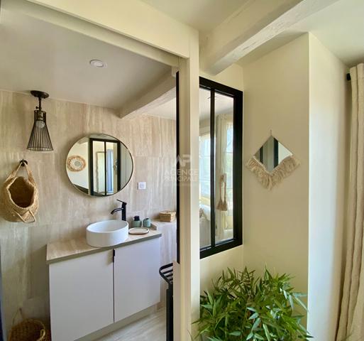 "Versailles Notre-Dame" Dernier étage ! Superbe appartement meublé rénové par architecte de 39m² ! Loyer 1 350 €/mois charges comprises **  - Référence  27696