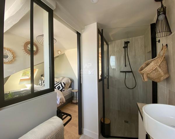 "Versailles Notre-Dame" Dernier étage ! Superbe appartement meublé rénové par architecte de 39m² ! Loyer 1 350 €/mois charges comprises **  - Référence  27696