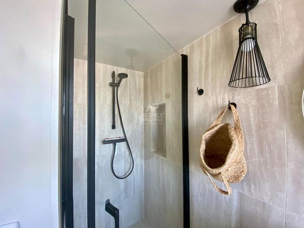 "Versailles Notre-Dame" Dernier étage ! Superbe appartement meublé rénové par architecte de 39m² ! Loyer 1 350 €/mois charges comprises **  - Référence  27696