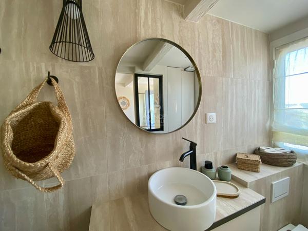 "Versailles Notre-Dame" Dernier étage ! Superbe appartement meublé rénové par architecte de 39m² ! Loyer 1 350 €/mois charges comprises **  - Référence  27696