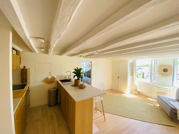 "Versailles Notre-Dame" Dernier étage ! Superbe appartement meublé rénové par architecte de 39m² ! Loyer 1 350 €/mois charges comprises **  - Référence  27696
