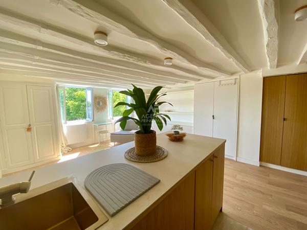 "Versailles Notre-Dame" Dernier étage ! Superbe appartement meublé rénové par architecte de 39m² ! Loyer 1 350 €/mois charges comprises **  - Référence  27696