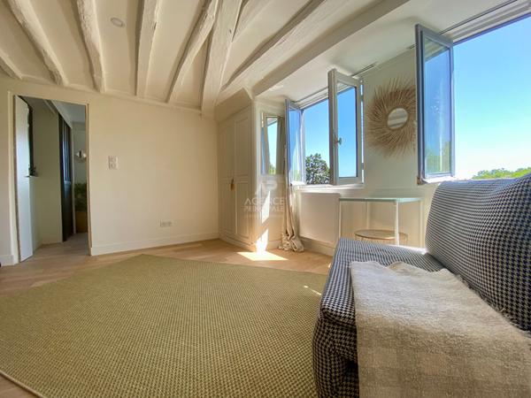 "Versailles Notre-Dame" Dernier étage ! Superbe appartement meublé rénové par architecte de 39m² ! Loyer 1 350 €/mois charges comprises **  - Référence  27696