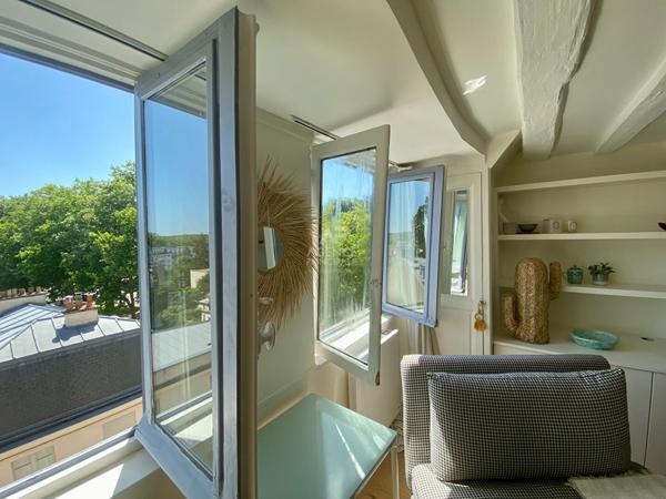 "Versailles Notre-Dame" Dernier étage ! Superbe appartement meublé rénové par architecte de 39m² ! Loyer 1 350 €/mois charges comprises **  - Référence  27696