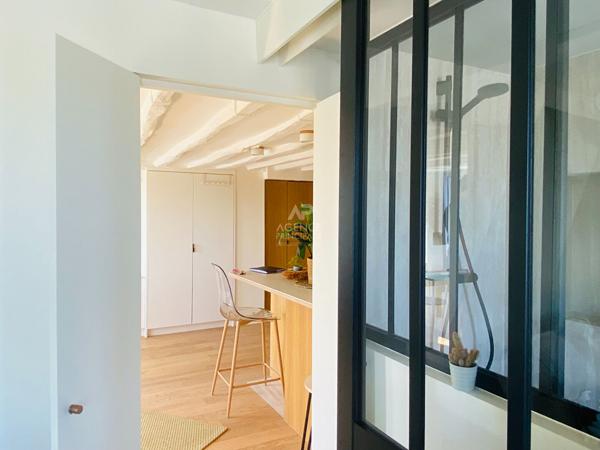 "Versailles Notre-Dame" Dernier étage ! Superbe appartement meublé rénové par architecte de 39m² ! Loyer 1 350 €/mois charges comprises **  - Référence  27696