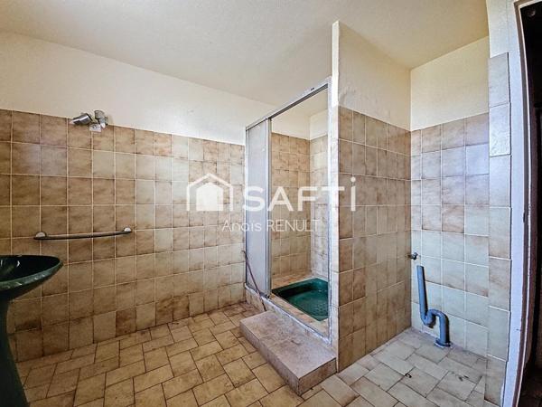 Propriété avec 2 habitations, hangar et dépendance