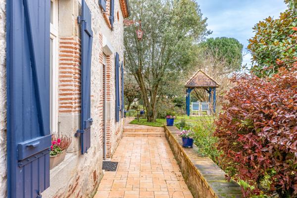 Maison en pierre rénovée à vendre proche commerces de Villeneuve-sur-Lot