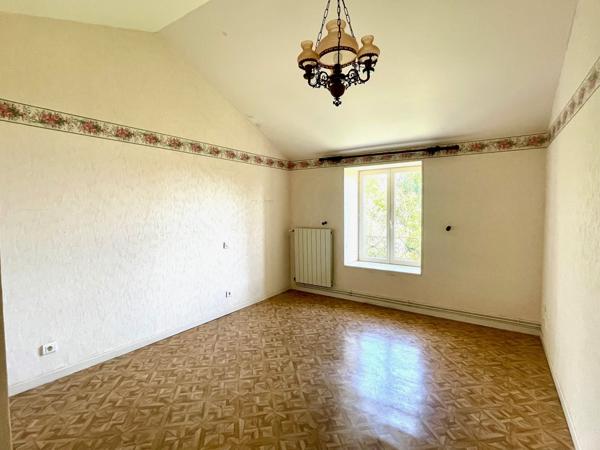 MAISON EN PIERRE AVEC DEPENDANCES - MIREBEAU