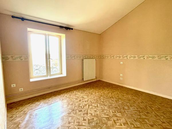 MAISON EN PIERRE AVEC DEPENDANCES - MIREBEAU