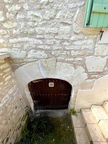 MAISON EN PIERRE AVEC DEPENDANCES - MIREBEAU