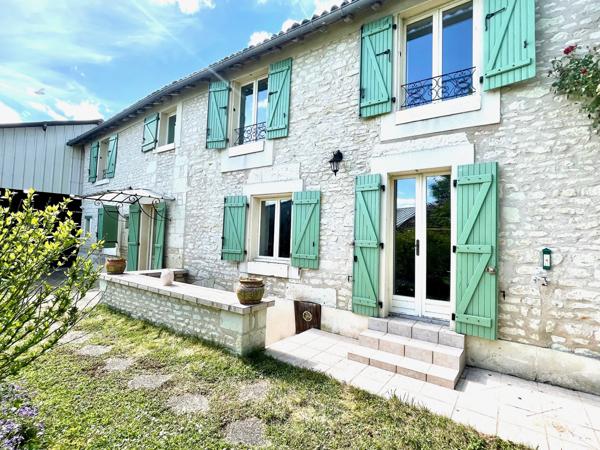 MAISON EN PIERRE AVEC DEPENDANCES - MIREBEAU