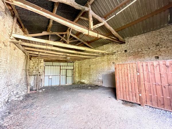 MAISON EN PIERRE AVEC DEPENDANCES - MIREBEAU