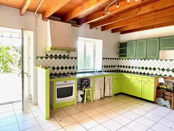 MAISON EN PIERRE AVEC DEPENDANCES - MIREBEAU