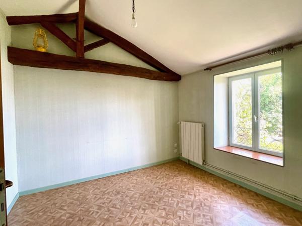 MAISON EN PIERRE AVEC DEPENDANCES - MIREBEAU